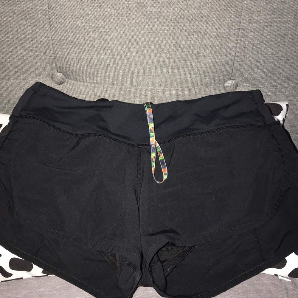 black lululemon shorts